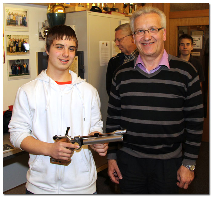 Tobias Wagatz - der stolze Gewinner einer Steyr LP2 Luftpistole