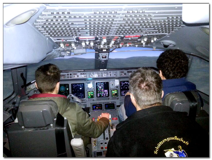 Jugendgruppe im Flugsimulator